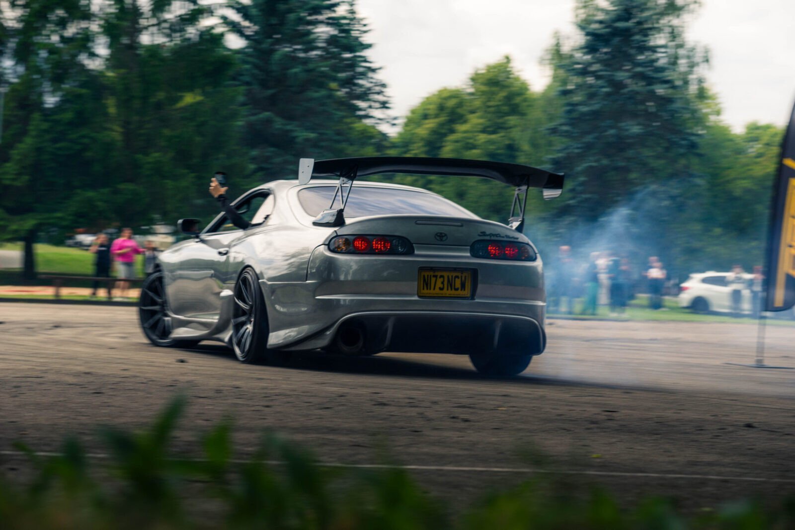 Sidabrinė Toyota Supra, iliustruojanti sportinių automobilių supirkimą Vilniuje, kurį vykdo „AutoDylas“.
