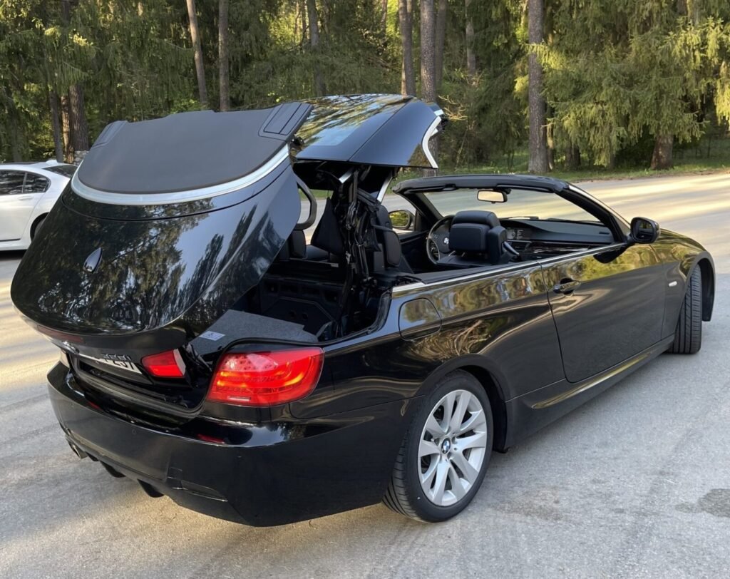 Juodas BMW 3 serijos kabrioletas (E93) su besilankstančiu kietu stogu – superkame BMW automobilius su stogo mechanizmo gedimais, variklio ar kitais defektais.