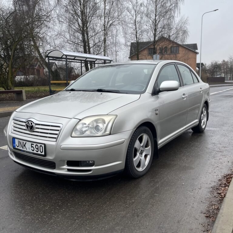 Superkame Toyota Avensis sedanus, sidabrinės spalvos