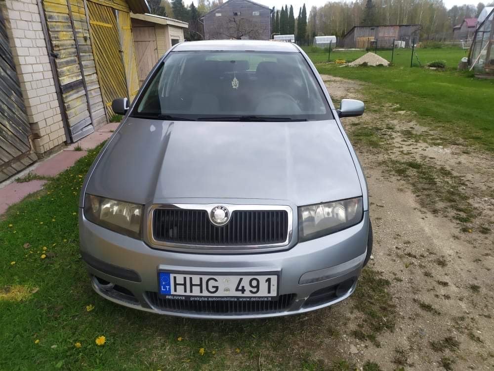 Senų automobilių supirkimas Panevėžyje – sidabrinė Skoda Fabia privačiame kieme
