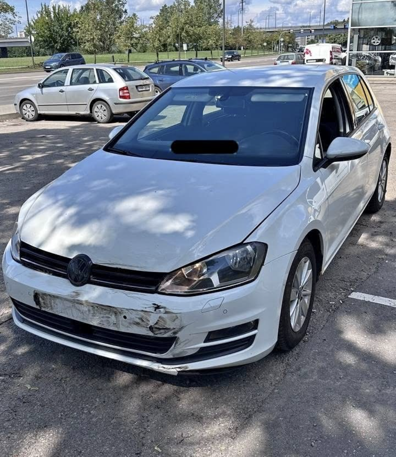 Baltas Volkswagen Golf su priekinio bamperio pažeidimais – automobilių supirkimas Mažeikiuose.
