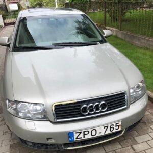 Sidabrinis Audi A4 universalas (B6/B7 modelis) su matomais priekinių grotelių ir kėbulo defektais. Superkame Audi reikalaujančius remonto.