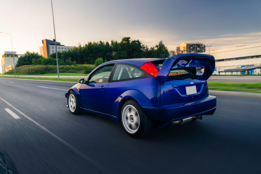 Mėlynas sportinis Ford Focus RS hečbekas kelyje – brangus Ford automobilių supirkimas AutoDylas