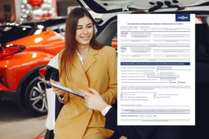 Besišypsanti moteris laiko automobilio pirkimo-pardavimo dokumentus, šalia rodoma oficiali Regitros PP sutarties forma
