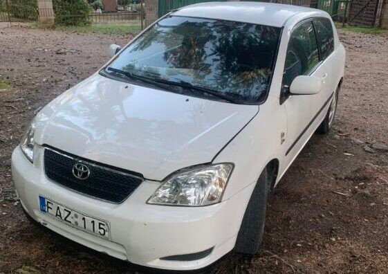 Balta Toyota Corolla su kuro sistemos defektu stovi aikštelėje.