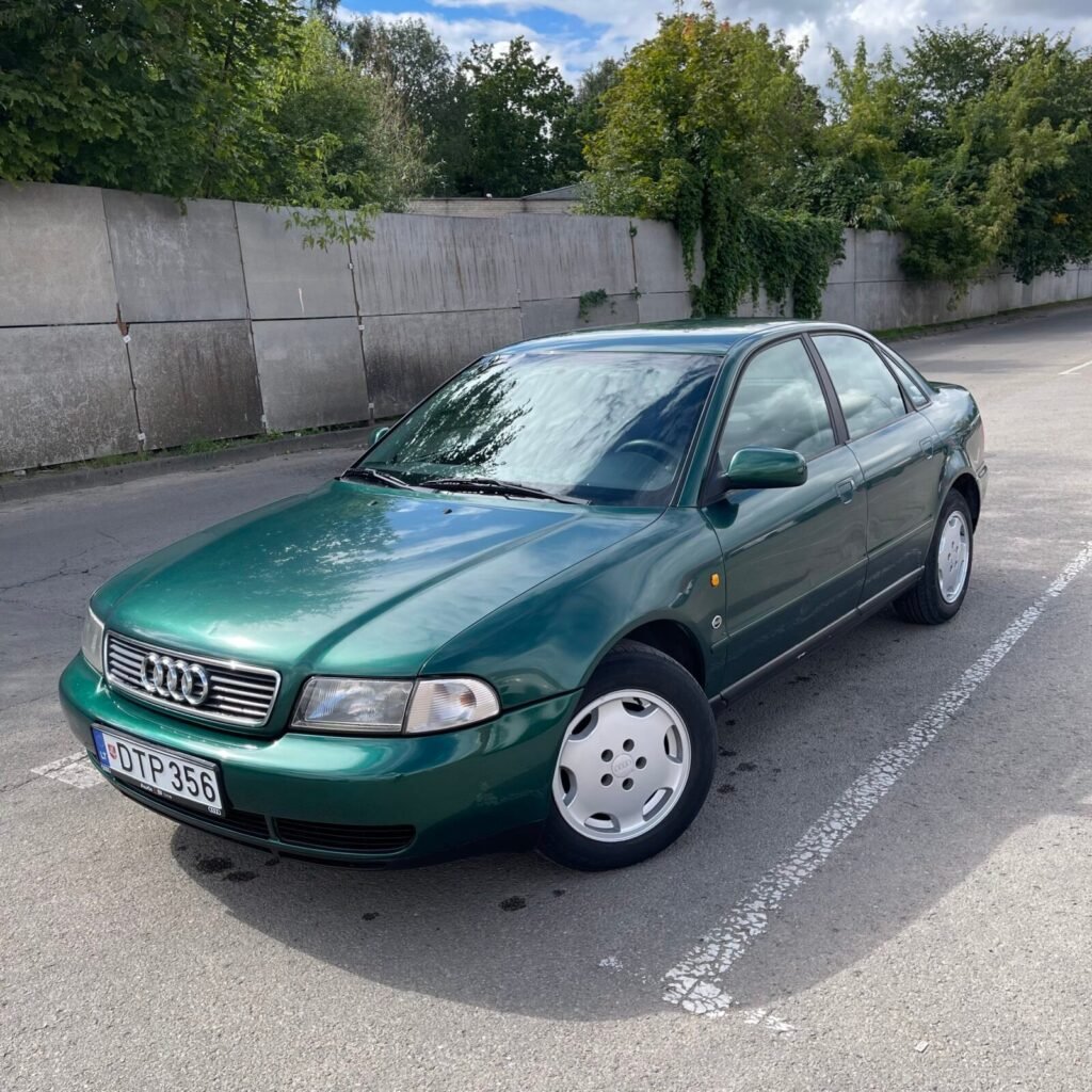 Žalias Audi A4 sedanas stovėjimo aikštelėje – automobilių supirkimas Plungėje.