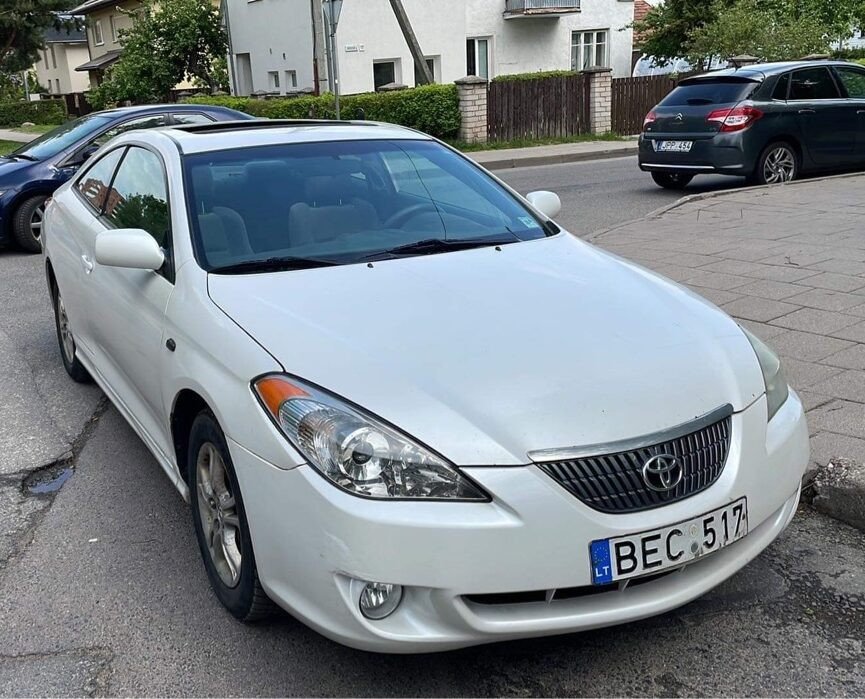 Balta Toyota Solara kupė miesto gatvėje – greitas automobilių supirkimas Plungėje.
