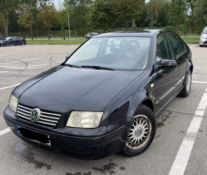 Juodas Volkswagen automobilis stovėjimo aikštelėje, paruoštas automobilių supirkimui ir utilizacijai per AutoDylas.