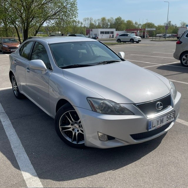 Sidabrinis Lexus IS sedanas su lietuviškais registracijos numeriais stovėjimo aikštelėje, iliustruojantis automobilių supirkimą Kaune.