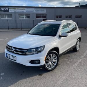 sėkmingai nupirktas baltas Volkswagen Tiguan visureigis. Įmonė AutoDylas - automobilių supirkimo lyderis Lietuvoje