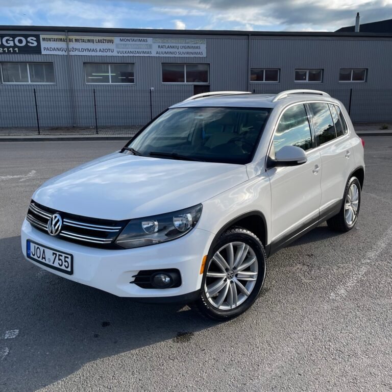 Baltas Volkswagen Tiguan visureigis sėkmingai nupirktas Vilniuje „AutoDylas“ įmonės.