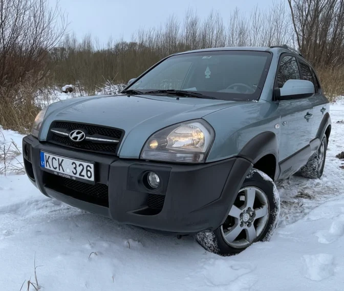 Senas apsnigtas „Hyundai Tucson“ visureigis, įklimpęs sniege. Hyundai automobilių supirkimas.