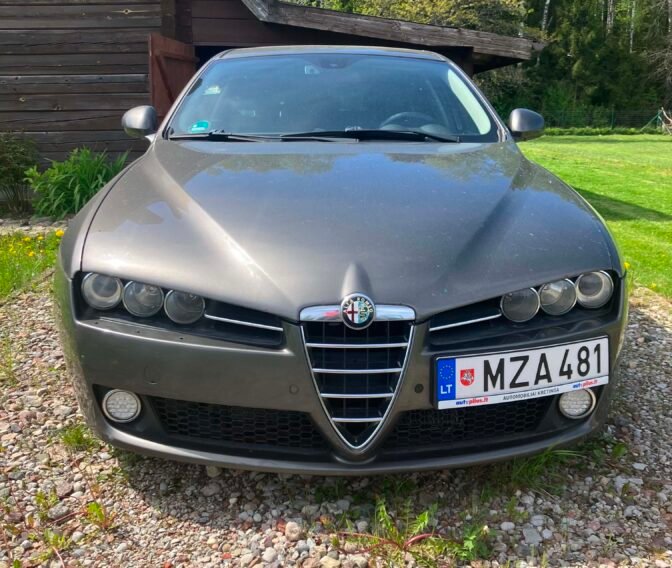 Alfa Romeo automobilis kaimo sodybos kieme – senų automobilių supirkimas Kretingoje ir rajone