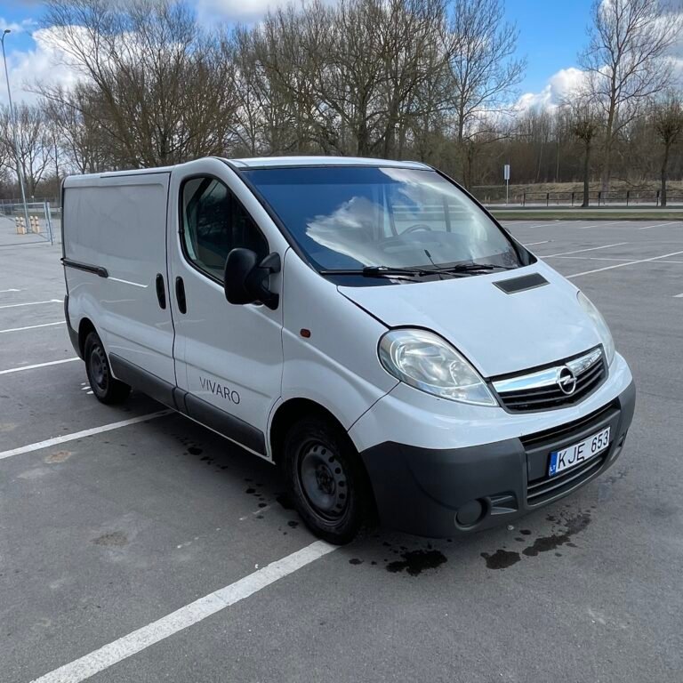 Baltas krovininis furgonas Opel Vivaro komercinio transporto aikštelėje – krovininio transporto supirkimas