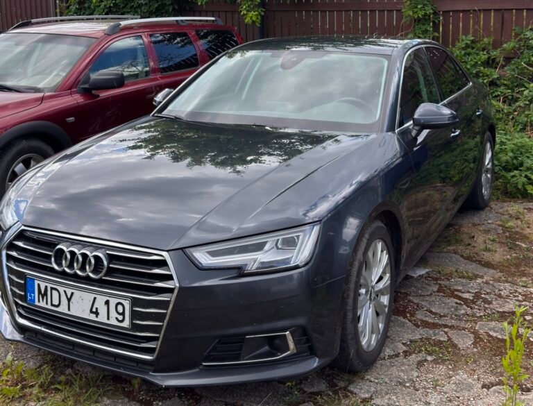 Pilkas Audi A4 automobilis su lietuviškais numeriais MDY 419, paruoštas supirkimui kieme.