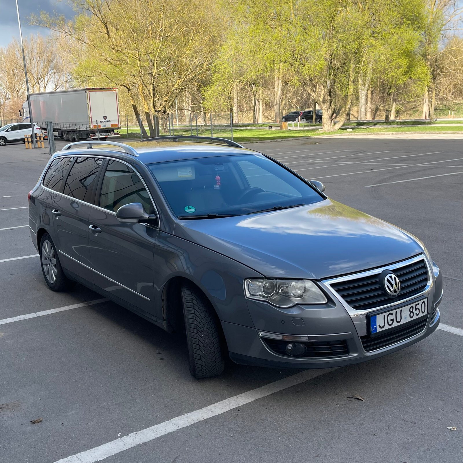 Pilkas Volkswagen Passat automobilis stovėjimo aikštelėje – greitas automobilių nupirkimas Kretingoje