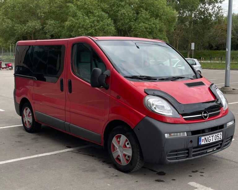 Raudonas keleivinis mikroautobusas Opel stovėjimo aikštelėje – keleivinių autobusiukų supirkimas Autodylas.lt