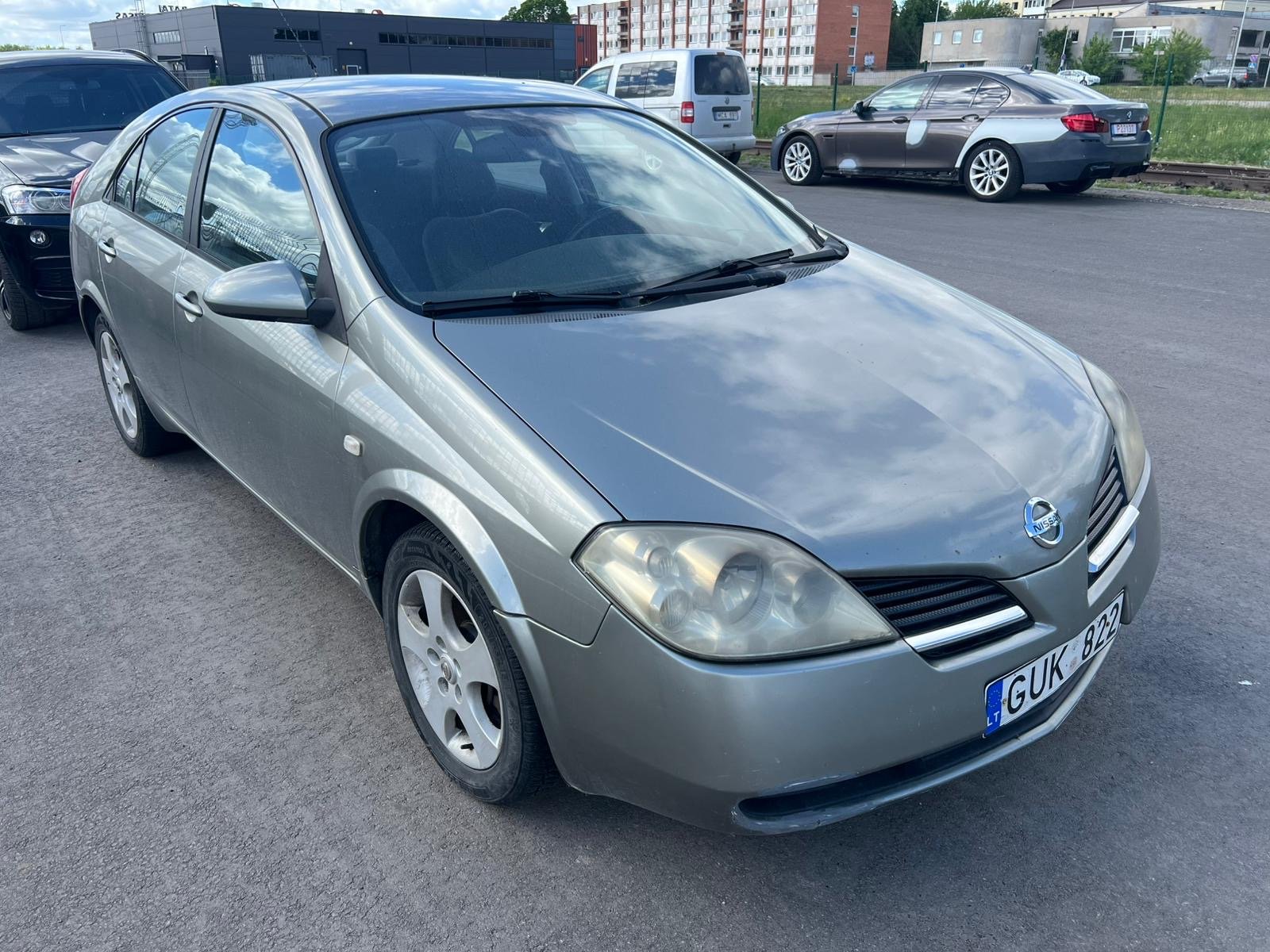 Pilkas Nissan Primera aikštelėje – automobilių supirkimas bet kokios būklės Kėdainiuose.