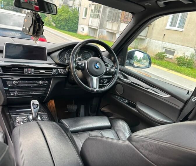Dešiniavairio BMW automobilio salonas – profesionalus anglisku automobiliu supirkimas