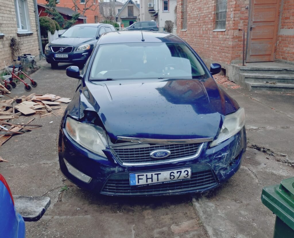 Po avarijos priekyje daužtas mėlynas Ford Mondeo kieme - automobilių su defektais supirkimas