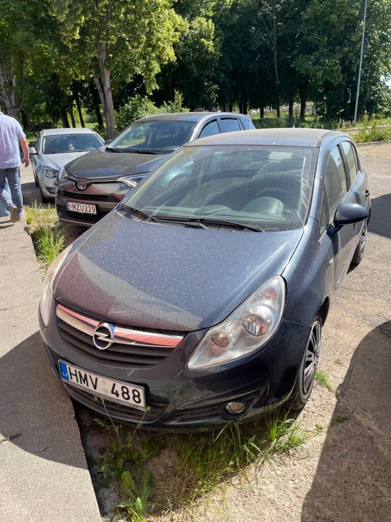 Apdulkėjęs, kieme stovintis Opel Corsa – senų mašinų supirkimas Gargžduose.