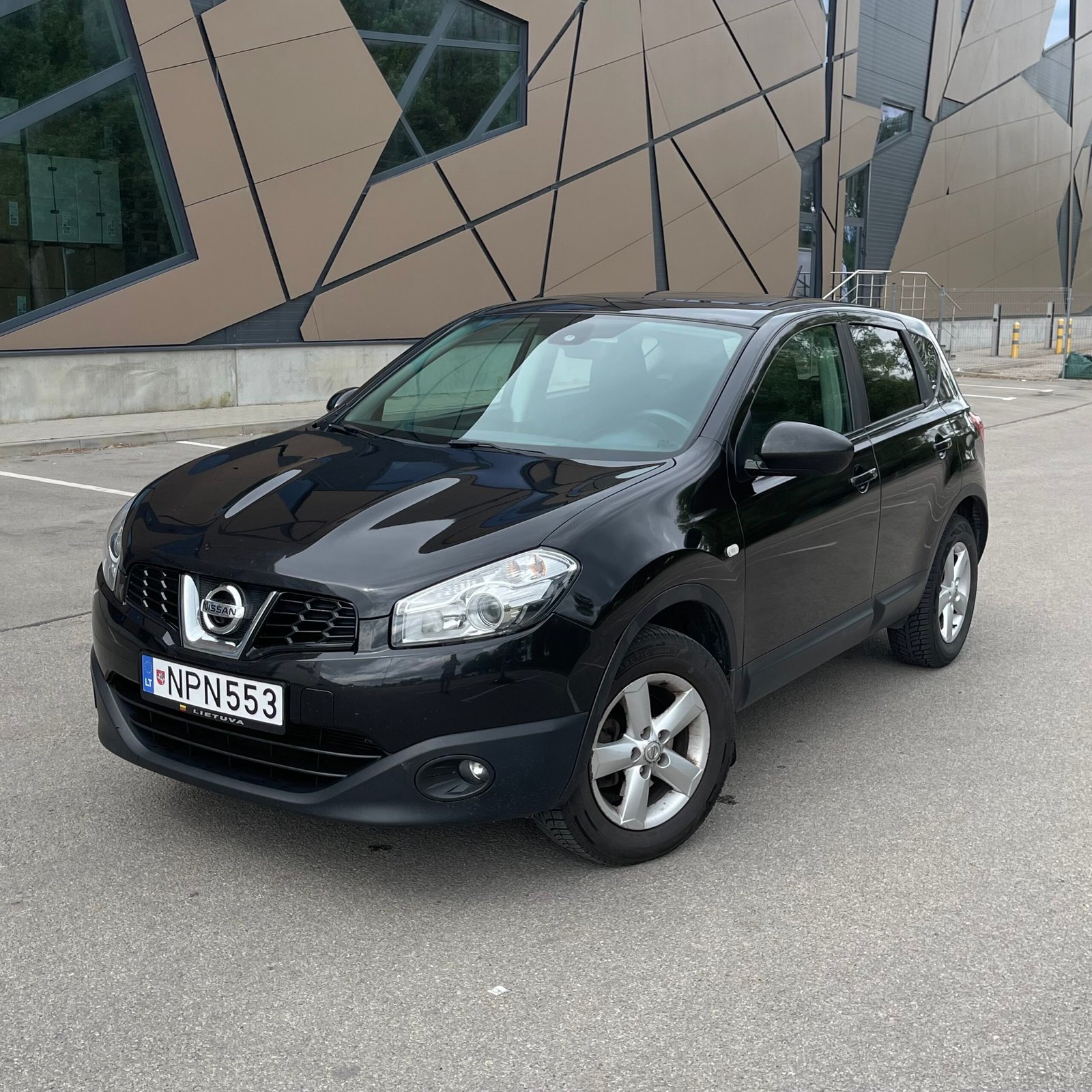 Juodas Nissan visureigis – japonisku automobiliu supirkimas