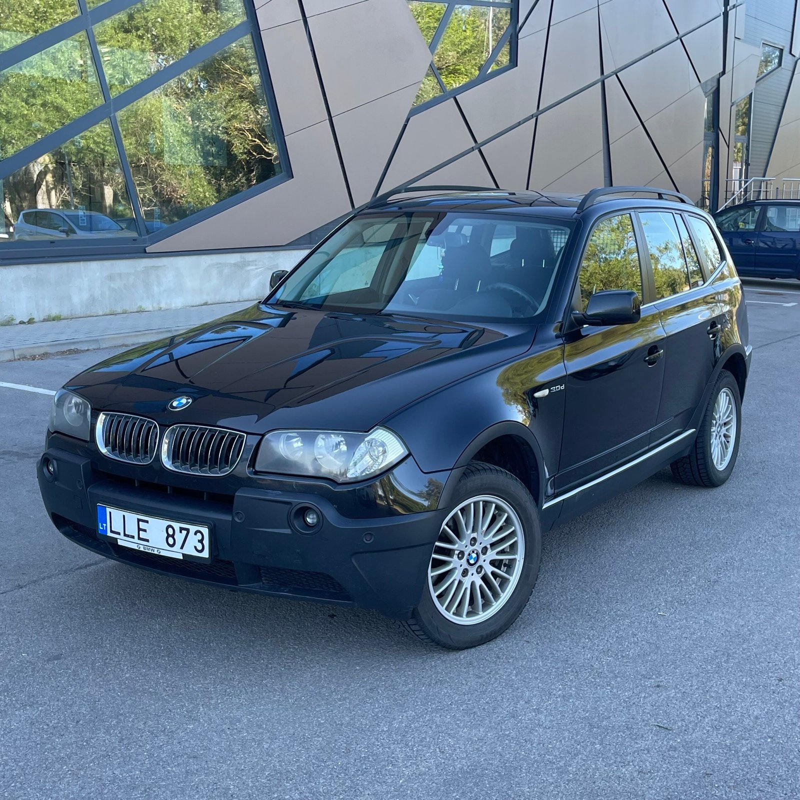 Juodas BMW X3 visureigis – brangus automobilių supirkimas Gargžduose.