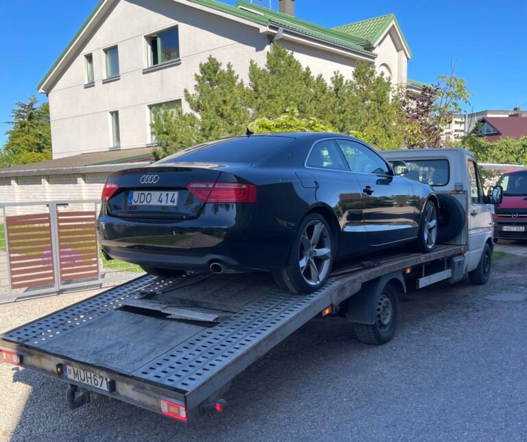 Juodas Audi A5 kupė, vežamas ant techninės pagalbos automobilio platformos buvo nupirktas naudojantis paslauga: vokiškų automobilių supirkimas