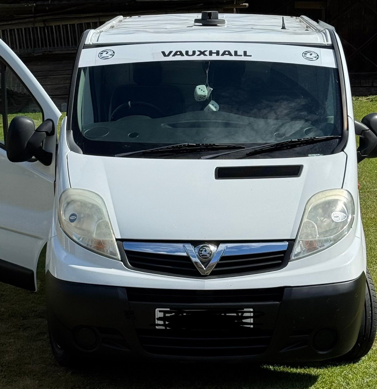 Baltas darbinis Vauxhall mikroautobusas – greitas anglisku automobiliu supirkimas