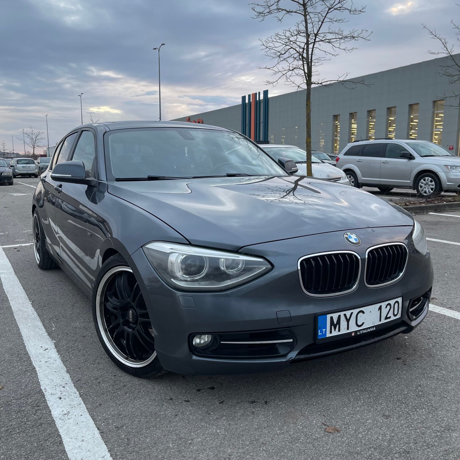 Tamsiai pilkas „BMW“ hečbekas stovėjimo aikštelėje, kurio supirkimą greitai atliko auto supirkėjai Utenoje.