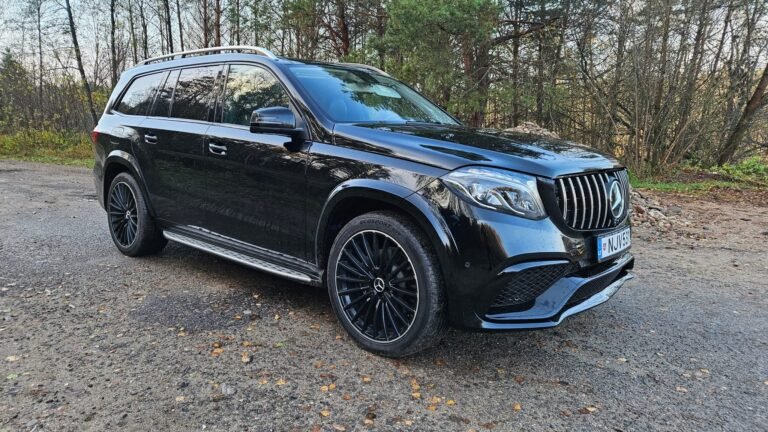 Prabangus juodas „Mercedes-Benz“ visureigis ant žvyrkelio, įrodantis, kad brangus automobilių supirkimas Utenoje veikia visame rajone.