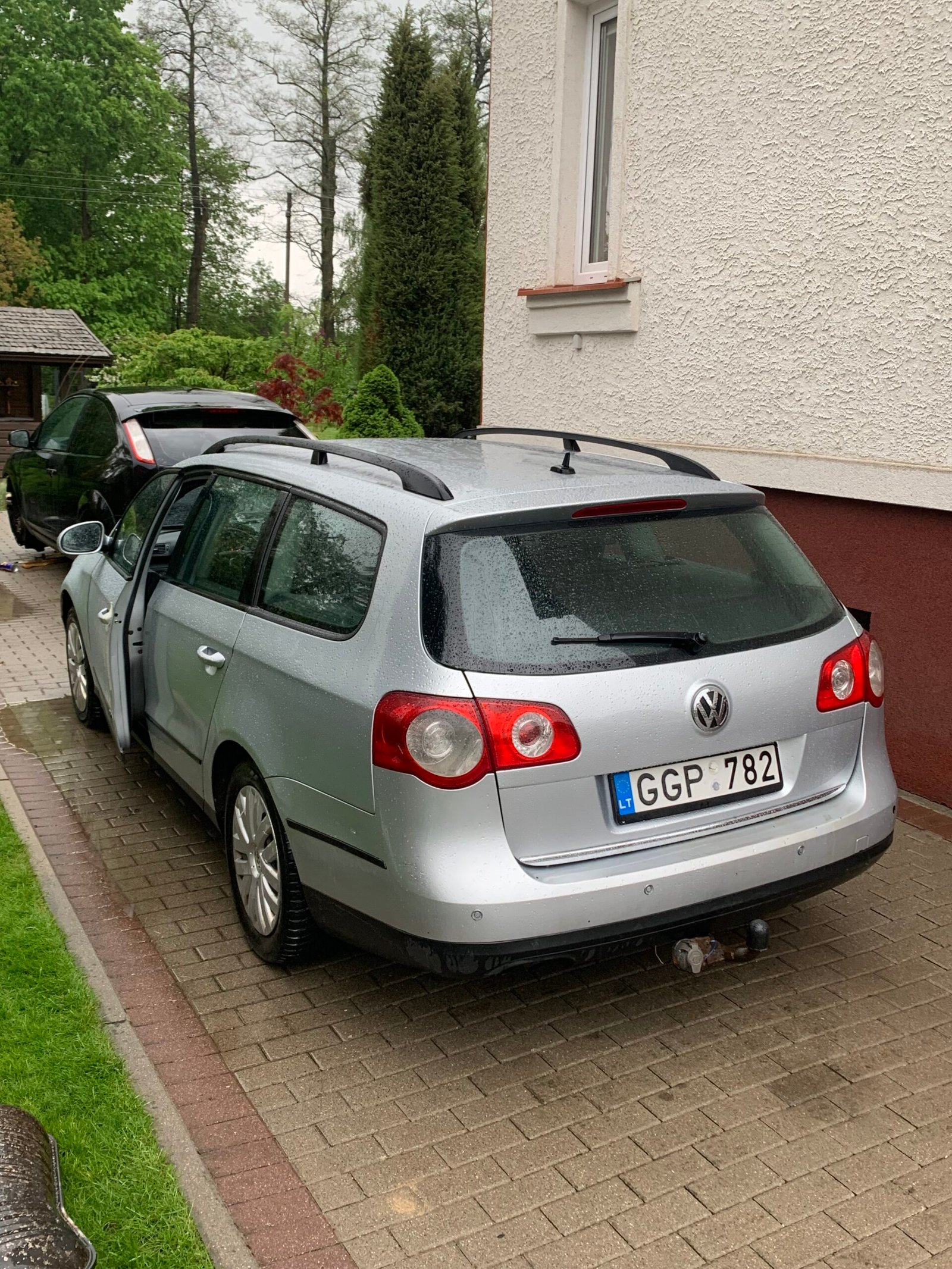 Sidabrinis „Volkswagen Passat“ universalas namo kieme, kurį nupirko automobilių supirkimas Utenoje.