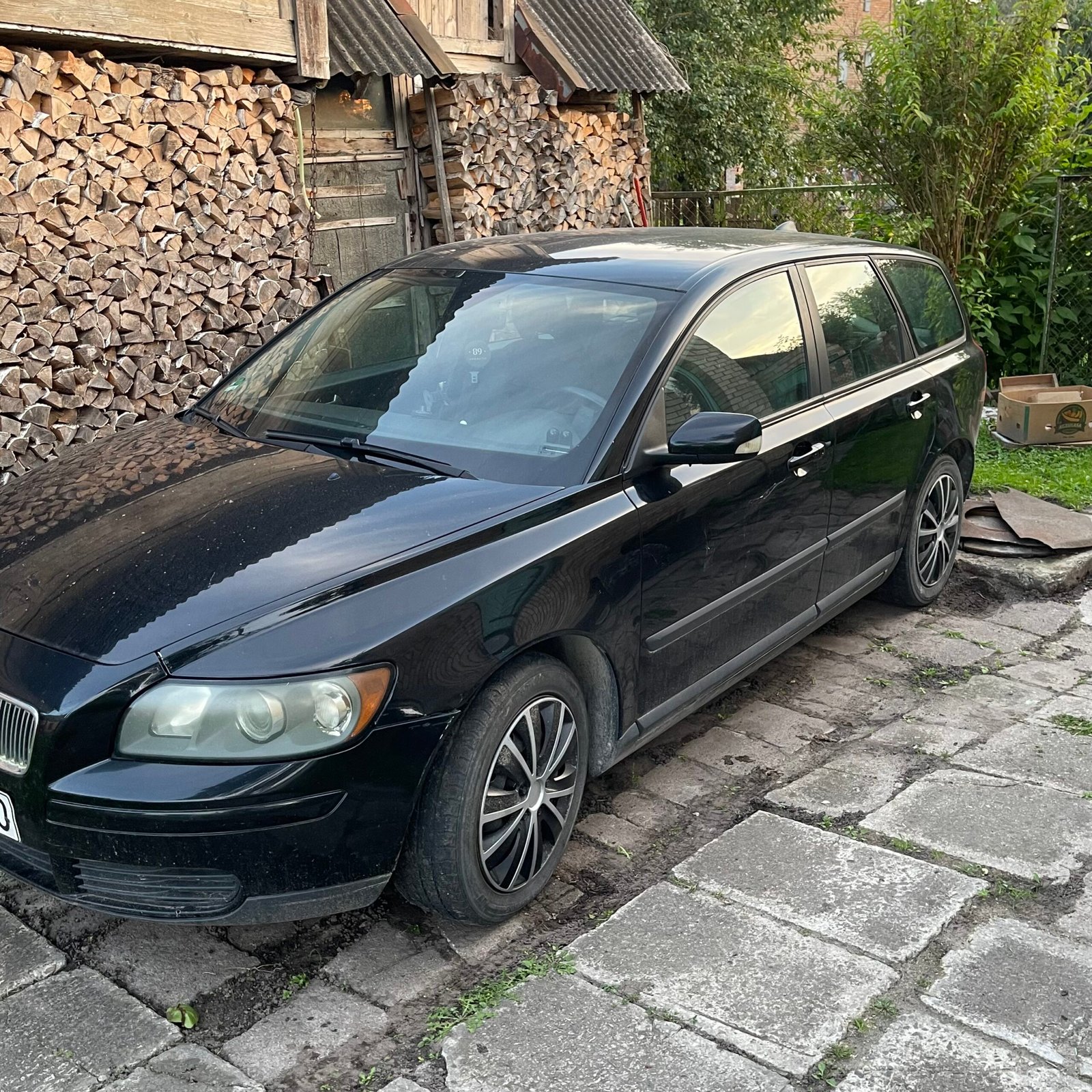 Juodas Volvo universalas kieme. Senų automobilių utilizavimas ir supirkimas Palangoje.