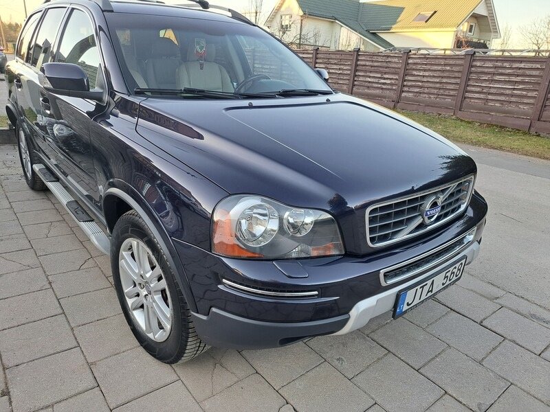 Tamsiai mėlynas Volvo visureigis. Brangus ir greitas automobilių supirkimas Palangoje.