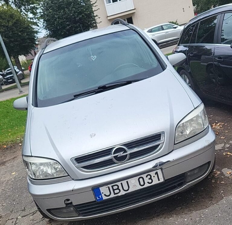 Sidabrinis Opel Zafira su priekinio bamperio defektu | Opel supirkimas su gedimais