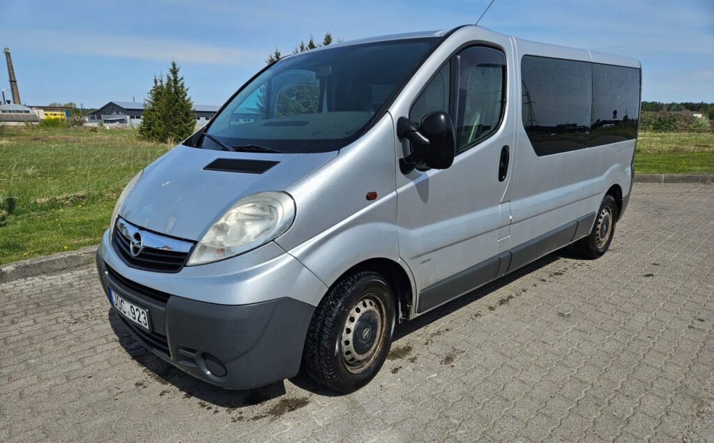 Sidabrinis mikroautobusas Opel Vivaro kieme | Komercinio Opel supirkimas