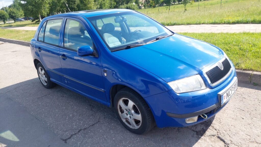 Mėlynos spalvos senesnės kartos Škoda Fabia automobilis, kurį nupirko auto supirkėjai.