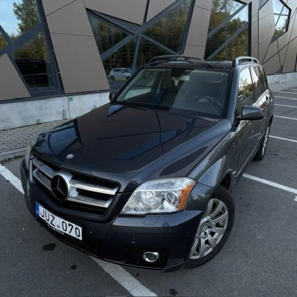 Tvarkingas tamsus Mercedes-Benz automobilis modernioje miesto aikštelėje - automobilių supirkimas ukmergėje.