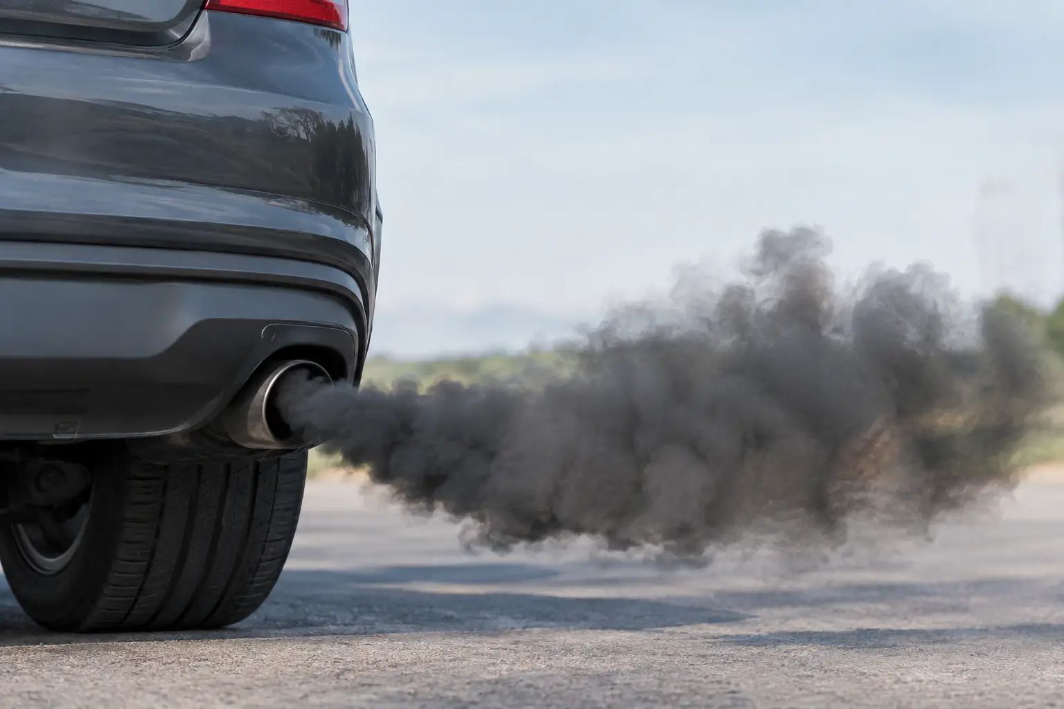 Juodi dūmai iš automobilio - ką tai reiškia?