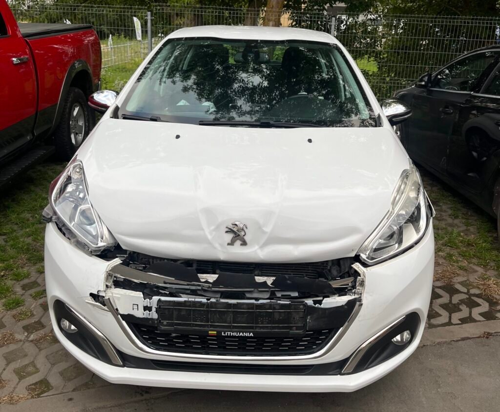 Avarijoje apgadintas baltas Peugeot 208 automobilis – Peugeot automobilių supirkimas