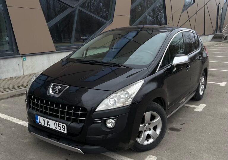 Juodas Peugeot 3008 automobilis stovėjimo aikštelėje – Peugeot automobilių supirkimas