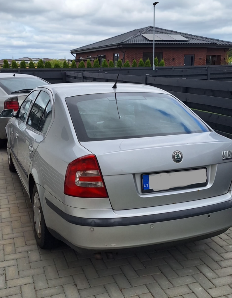 Sidabrinis Škoda Octavia hečbekas, stovintis privačiame kieme, paruoštas parduoti supirkėjams. Tai yra Škoda automobilių supirkimas