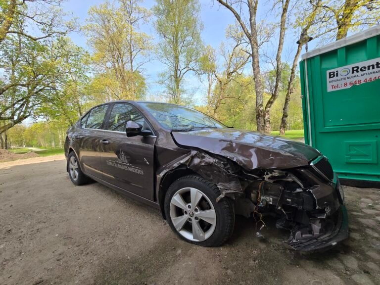 Po eismo įvykio stipriai daužtas rudas Škoda Octavia automobilis su sugadintu priekiu.